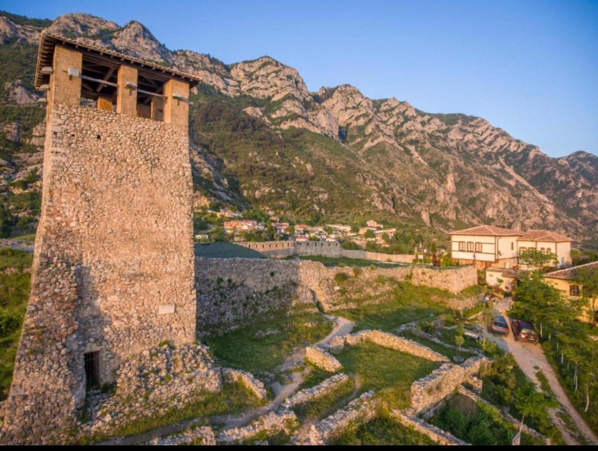 Pensión Emiliano Castle Of