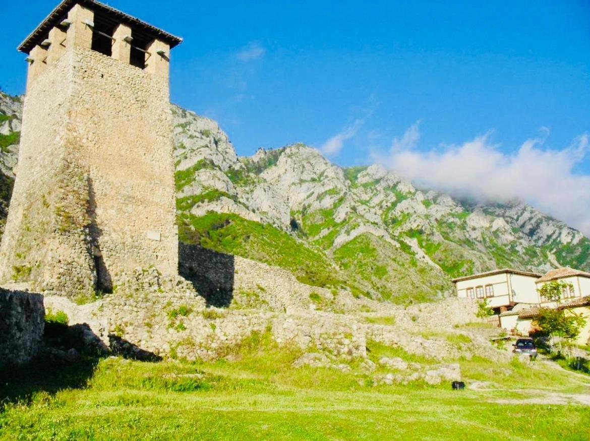 Emiliano Castle Of Pensión 2*