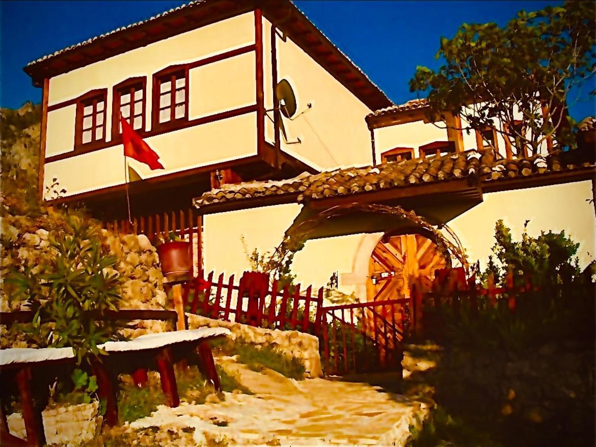 Pensión Emiliano Castle Of Krujë